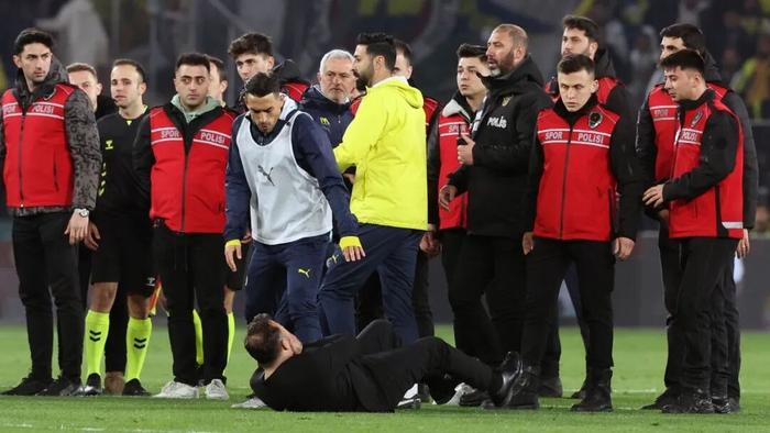 九游下载-第7次下课！穆里尼奥尚能教否？