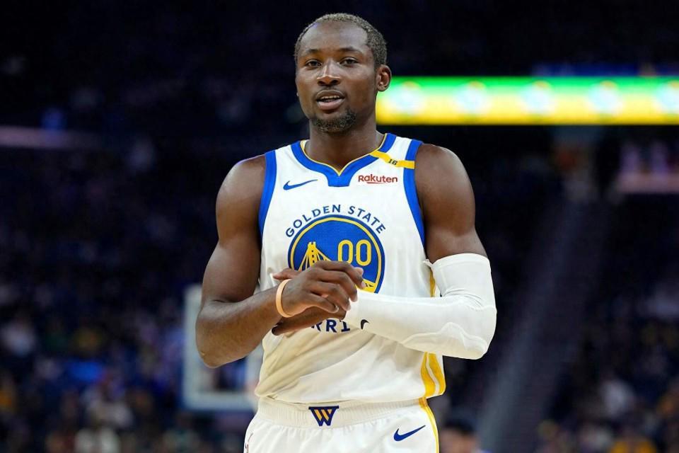 九游官网-7笔交易7份合同遭冰封！库明加闹剧波及多人，成今夏最大绊脚石