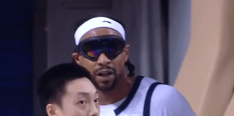 萨林杰人缝中送出击地妙传,萨姆纳接球上篮打成2+1