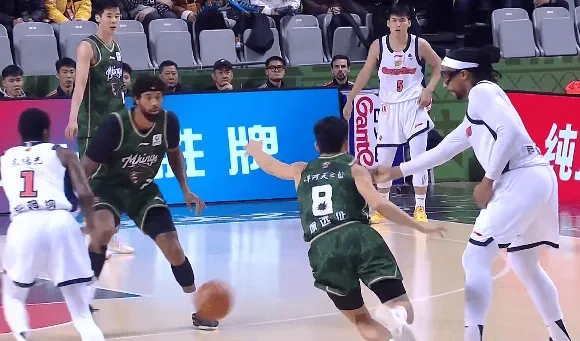 萨林杰人缝中送出击地妙传,萨姆纳接球上篮打成2+1