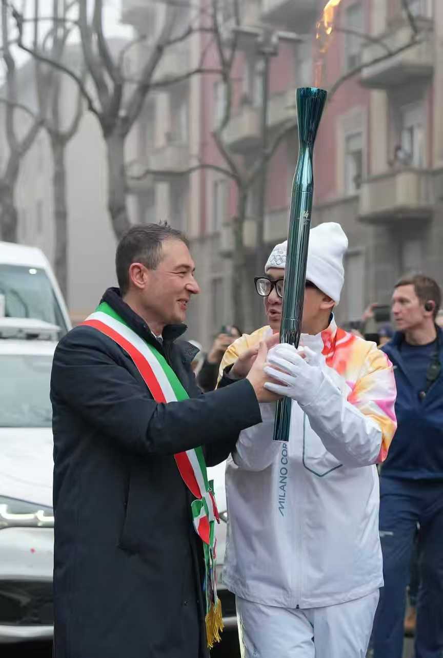 九游下载-连线米兰冬奥会上的中国火炬手:我亲吻了奥运火炬