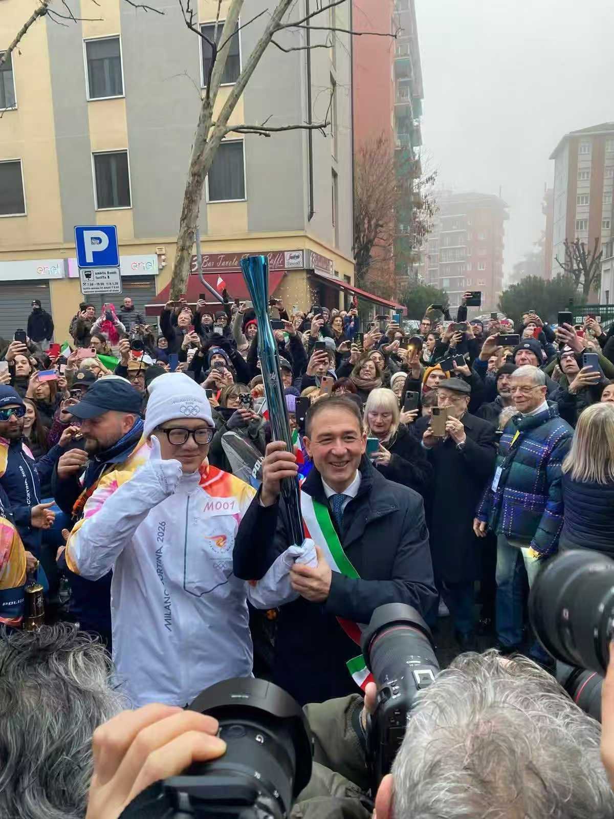 九游下载-连线米兰冬奥会上的中国火炬手:我亲吻了奥运火炬