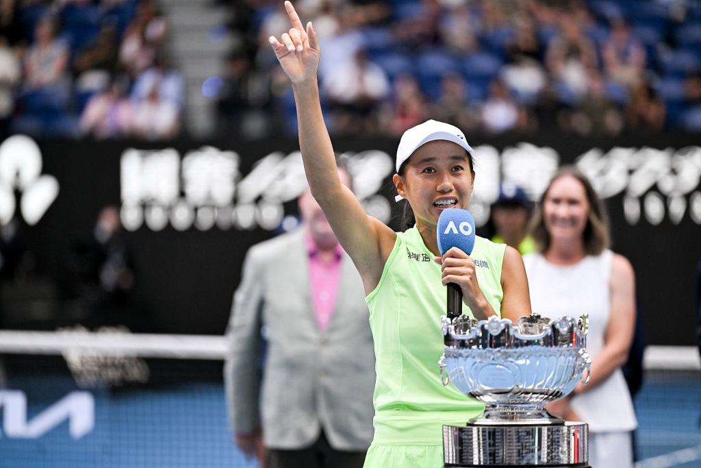 领奖台致敬前辈郑洁,张帅女双再夺冠藏着中国网球20年青春