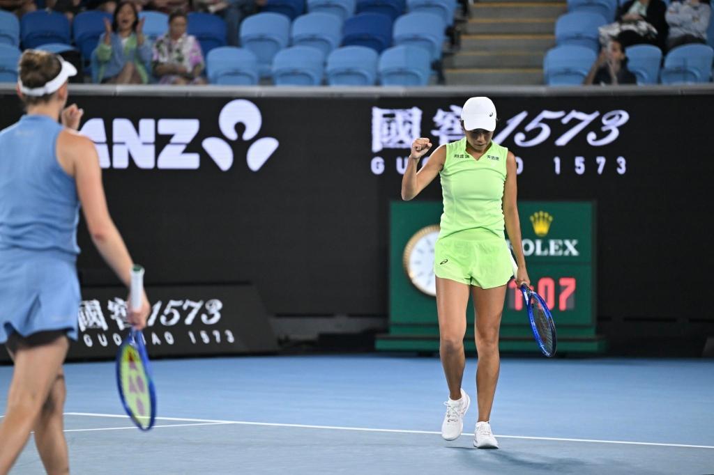 领奖台致敬前辈郑洁,张帅女双再夺冠藏着中国网球20年青春