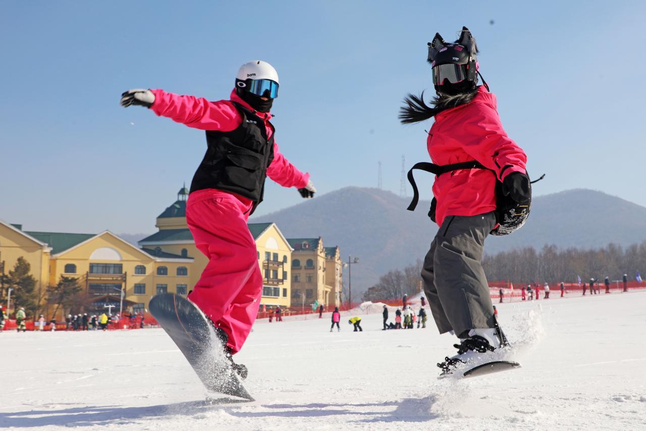 九游游戏-冬奥热潮涌动新春 冰雪经济焕彩年味
