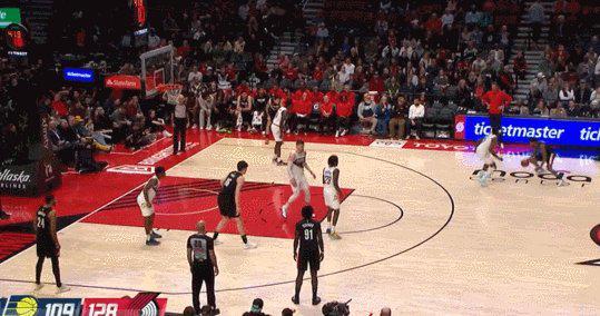 九游体育-好哥们！助攻瀚森上演五佳球暴扣 韦斯利激情庆祝