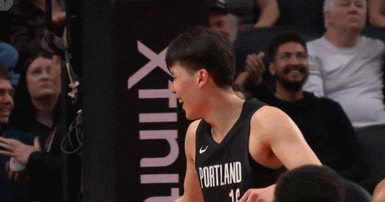 九游体育-好哥们！助攻瀚森上演五佳球暴扣 韦斯利激情庆祝