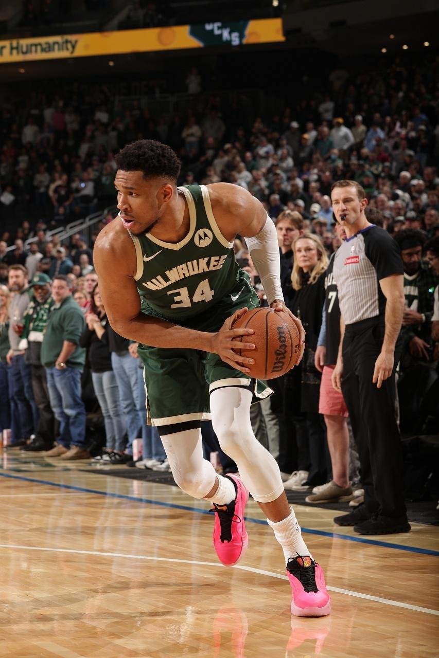 九游体育-字母哥27+9+8复出首胜！雄鹿灭爵士结束4连败 乔治22分