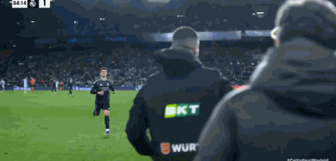 九游娱乐-送助攻仍被换下!9000万红星1个月2次不满主帅 蔑笑嘲讽:总是我