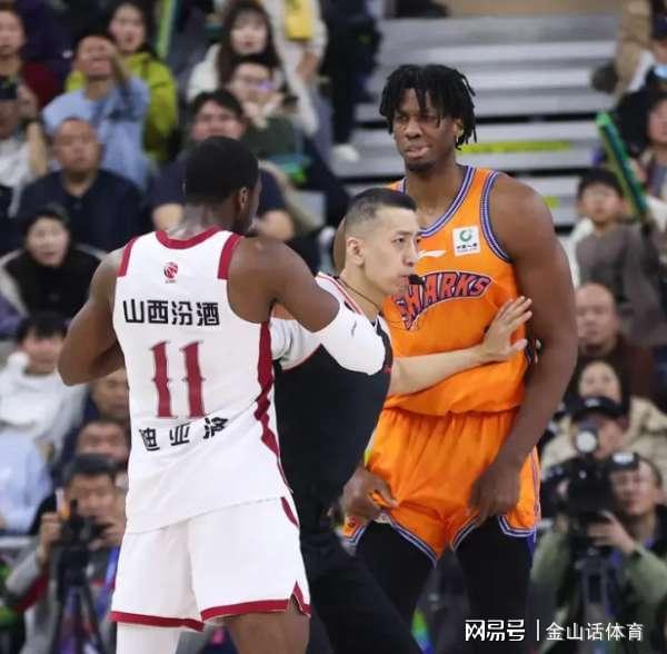 九游app-唉!20场比赛15场0分,场均1分却经常首发,网友:他到底啥来头?