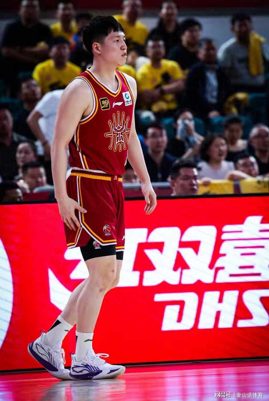 九游app-唉!20场比赛15场0分,场均1分却经常首发,网友:他到底啥来头?